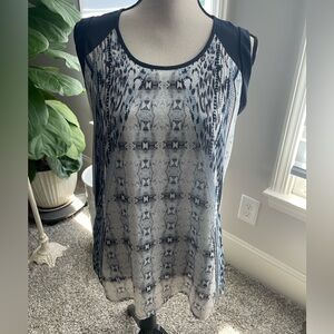 Cabi Woman’s Navy and White Patterned sleeveless Top in SZ S
